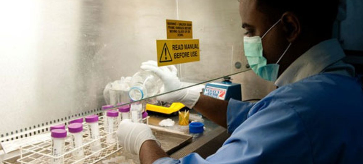 فني مختبر في بنغلاديش يتفحص عينات السل المقاوم للأدوية المتعددة.