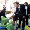 Le Secrétaire général Ban Ki-moon et son épouse Yoo Soon-taek rencontrent une patiente atteinte de tuberculose lors de leur visite en Malaisie. Photo ONU/E. Debebe