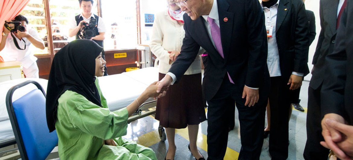 Le Secrétaire général Ban Ki-moon et son épouse Yoo Soon-taek rencontrent une patiente atteinte de tuberculose lors de leur visite en Malaisie. Photo ONU/E. Debebe