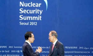 Le Secrétaire général Ban Ki-moon (à droite) avec le Président de La République de Corée lors de l'ouverture de Sommet sur la sécurité nucléaire à Séoul. Photo ONU/Eskinder Debebe