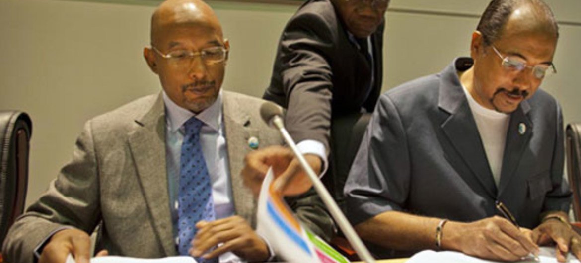 Ibahim Assane Mayaki of NEPAD (left) and UNAIDS Executive Director Michel Sidibé sign agreement in Addis Ababa, Ethiopia.
