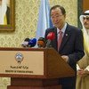 Le Secrétaire général Ban Ki-moon lors d'une conférence de presse à Koweït City. Photo ONU/Eskinder Debebe