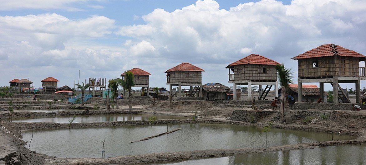 In Bangladesh, an innovative “disaster resilient village” was built in Shymnagar for a coastal village wiped out after Cyclone Aila.
