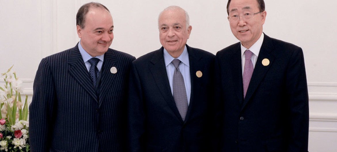 Le Secrétaire général Ban Ki-moon (à droite) avec le Secrétaire général de la Ligue des Etats arabes, Nabil El Araby, et l'Envoyé spécial adjoint pour la Syrie, Nasser Al-Kidwa. Photo ONU/E. Debebe