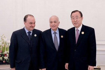 Le Secrétaire général Ban Ki-moon (à droite) avec le Secrétaire général de la Ligue des Etats arabes, Nabil El Araby, et l'Envoyé spécial adjoint pour la Syrie, Nasser Al-Kidwa. Photo ONU/E. Debebe