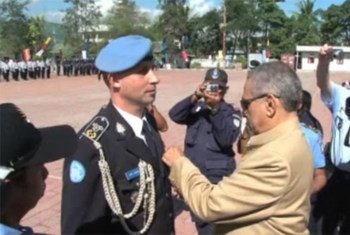 President Jose Ramos Horta of Timor-Leste presents medal to UNMIT Police Commissioner, Luis Miguel Carrilho.