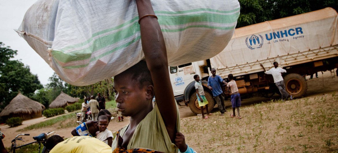 Une Congolaise, déplacée par des attaques de la LRA, porte un sac rempli d'articles de première nécessité remis par le Haut Commissariat pour les réfugiés à Dungu, en RC.