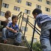 De jeunes demandeurs d'asile jouent devant un centre d'accueill et d'orientation en Bulgarie.