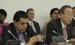 Le Secrétaire général Ban Ki-moon (à droite) et le Président de l'Assemblée générale, Nassir Abdulaziz Al-Nasser, lors d'une réunion de haut-niveau sur le bonheur. Photo ONU/Eskinder Debebe