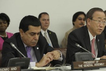 Le Secrétaire général Ban Ki-moon (à droite) et le Président de l'Assemblée générale, Nassir Abdulaziz Al-Nasser, lors d'une réunion de haut-niveau sur le bonheur. Photo ONU/Eskinder Debebe