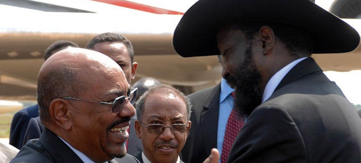 Le Président du Soudan Omar Al-Bachir et le Président du Soudan du Sud Salva Kiir en juillet 2011. Photo ONU/Isaac Billy