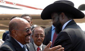 Le Président du Soudan Omar Al-Bachir et le Président du Soudan du Sud Salva Kiir en juillet 2011. Photo ONU/Isaac Billy