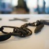 Des chaînes utilisées pour attacher les esclaves. Photo ONU/Mark Garten