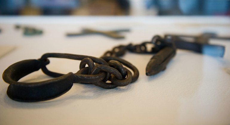 Des chaînes utilisées pour attacher les esclaves. 