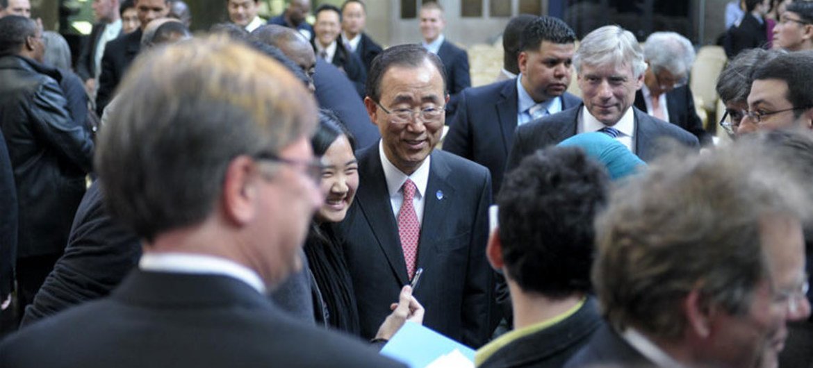 Secretary-General Ban mixes with students and educators at the Global Colloquium of University Presidents at Columbia University, where he delivered a keynote speech on youth.