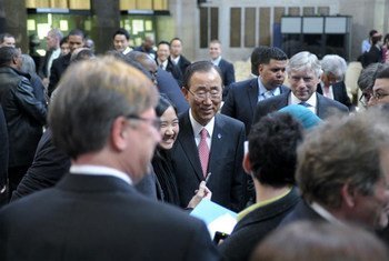 Secretary-General Ban mixes with students and educators at the Global Colloquium of University Presidents at Columbia University, where he delivered a keynote speech on youth.