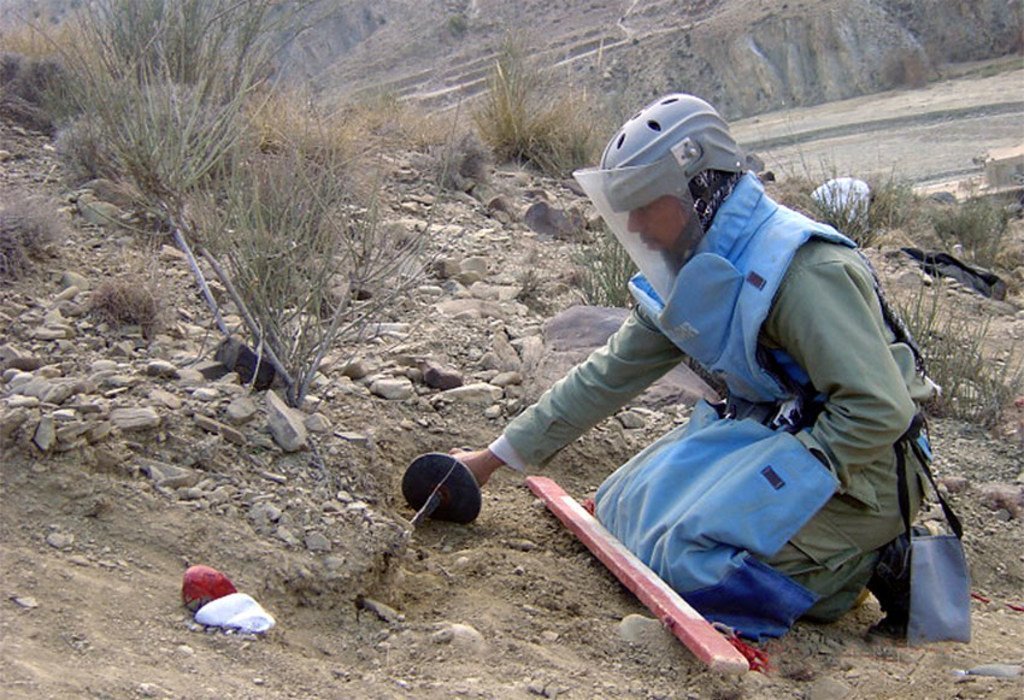 Un démineur du programme d’action contre les mines en Afghanistan. Photo ONU/UNMACA
