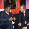 Le Secrétaire général de l'ONU, Ban Ki-moon (à droite) avec le Président du Malawi, Bingu Wa Mutharika, à Johannesburg, en Afrique du Sud, en 2010. Photo ONU/E. Debebe