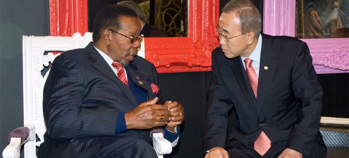 Secretary-General Ban Ki-moon with President Bingu Wa Mutharika in Johannesburg, South Africa in 2010.