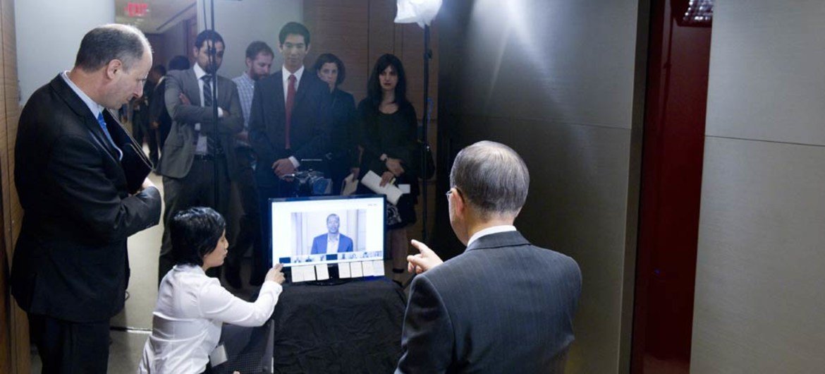 Secretary-General Ban Ki-moon (back to camera) sits for his live chat on the social media platform, Google+.