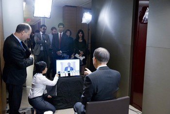 Le Secrétaire général Ban Ki-moon (de dos) discute en ligne avec des jeunes des cinq continents. Photo ONU/Eskinder Debebe