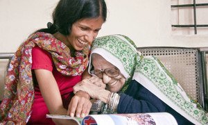 Ashwani, une aide-soignante, dans un centre de santé en Inde, partage un moment de bonheur avec Didi. Photo OMS/Cathy Greenblat