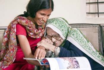 阿什瓦尼是印度一家中心的护理员，她和她所照顾的老人在一起。