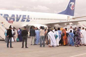 Families board a flight at Laayoune, Western Sahara, before departure for Tindouf in Algeria (April 2012).