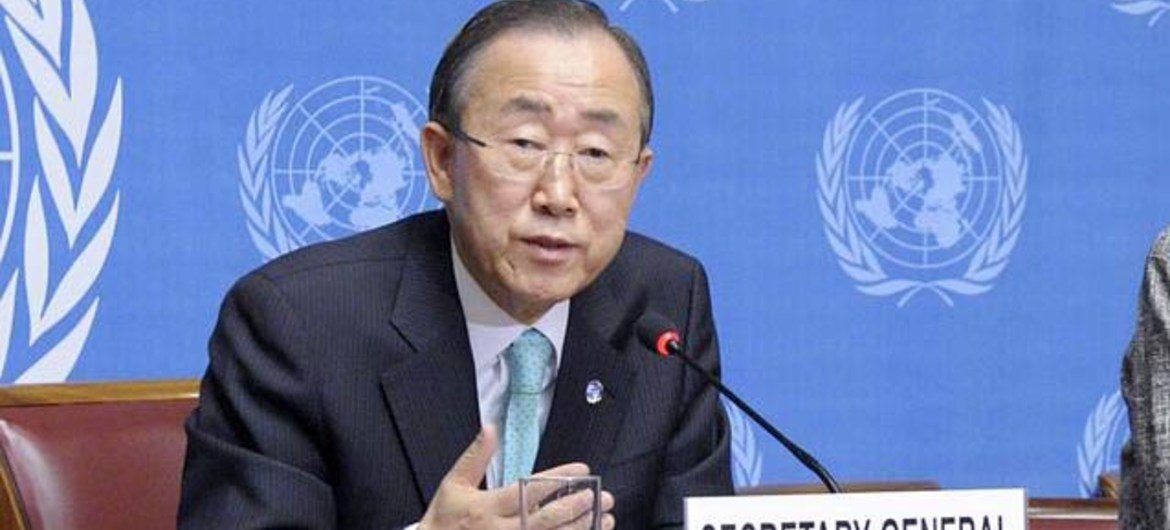 Le Secrétaire général de l'ONU, Ban Ki-moon, répond aux questions des journalistes à Genève. Photo ONU/Evan Schneider
