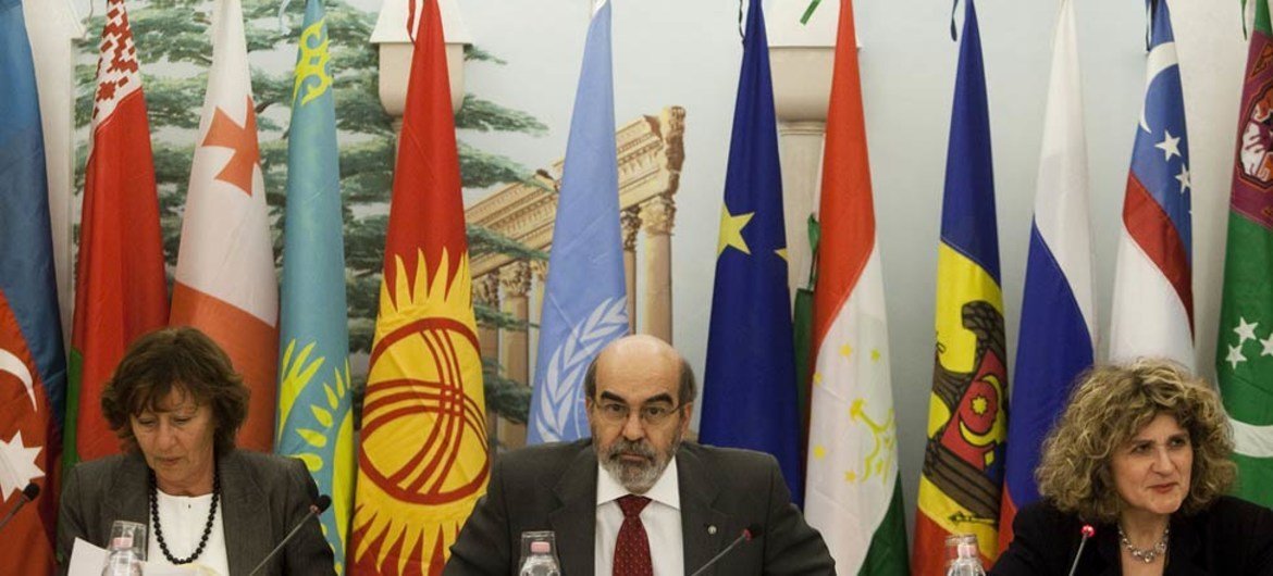 FAO Director-General Graziano Da Silva (centre) at signing ceremony of partnership to manage stocks of obsolete pesticides.