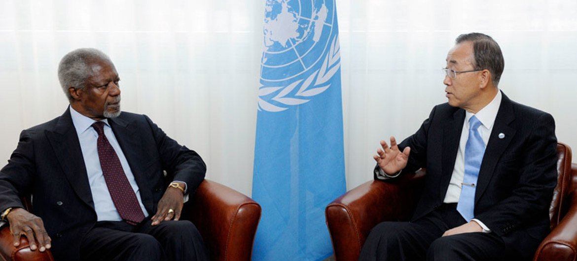 Le Secrétaire général Ban Ki-moon (à droite) et l'Envoyé spécial de l'ONU et de la Ligue arabe pour la Syrie, Kofi Annan, à Genève. Photo ONU/E. Schneider