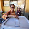 Une électrice dépose son bulletin dans l'urne au second tour de l'élection présidentielle au Timor Leste. Photo ONU/B. Soares