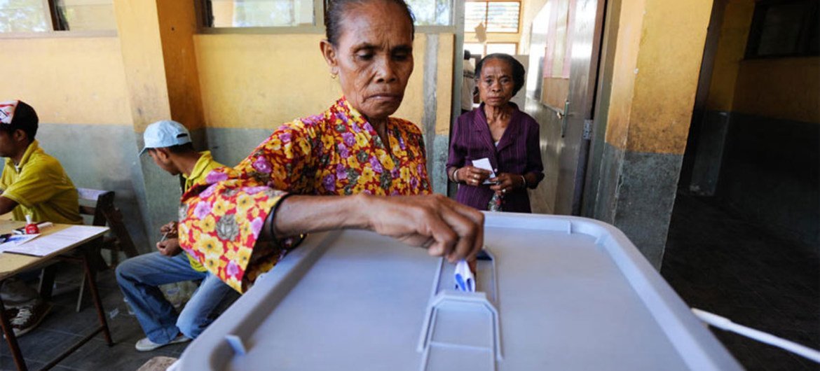 Une électrice dépose son bulletin dans l'urne au second tour de l'élection présidentielle au Timor Leste. Photo ONU/B. Soares