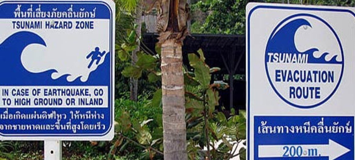 Panneau d'avertissement contre les tsunamis.