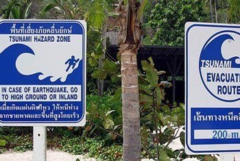 Panneau d'avertissement contre les tsunamis.