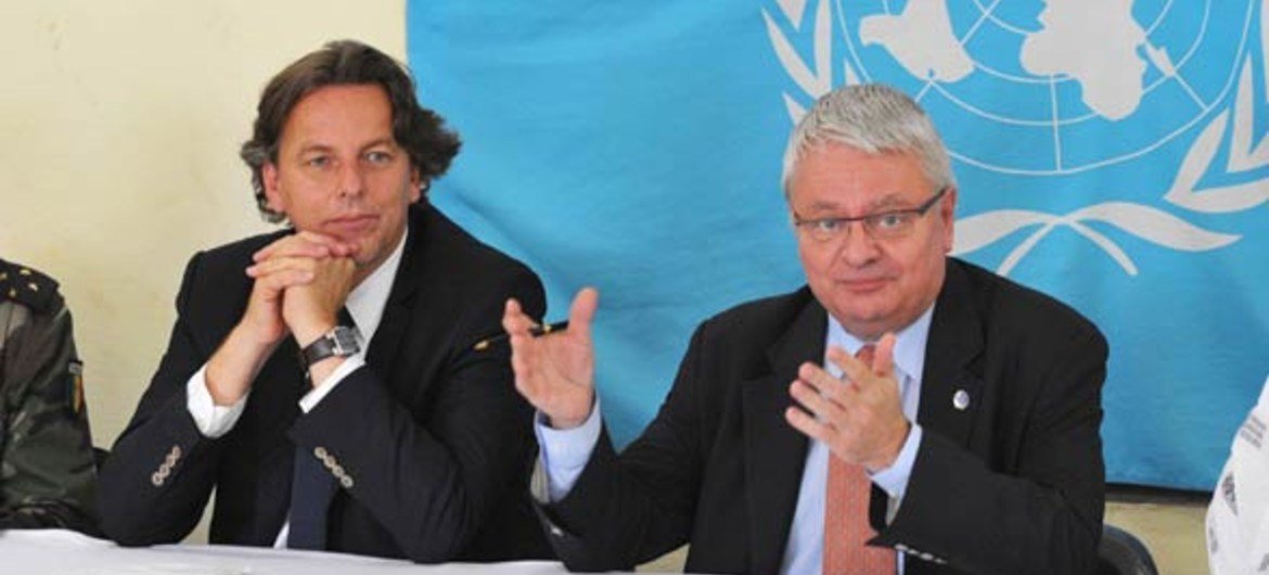 Le Secrétaire général adjoint des Nations Unies chargé des opérations de maintien de la paix, Hervé Ladsous (à droite) avec le chef de la mission de l'ONU en Côte d'Ivoire Bert Koenders. Photo ONUCI