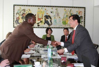 UNIDO Director-General Kandeh K. Yumkella (left), and Liang Chen, acting Director-General of the Foreign Economic Cooperation Office at China’s Ministry of Environmental Protection.