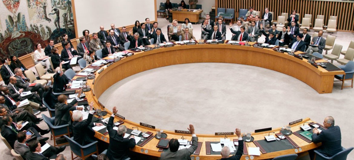 Le Conseil de sécurité lors du vote d'une résolution qui autorise le déploiement d'une mission d’observation en Syrie. Photo ONU/R. Bajornas