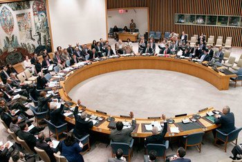 Le Conseil de sécurité lors du vote d'une résolution qui autorise le déploiement d'une mission d’observation en Syrie. Photo ONU/R. Bajornas