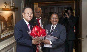 Secretary-General Ban Ki-Moon (left) meets with Satya Paul Agarwal, Secretary-General of the Indian Red Cross Society, in New Delhi.