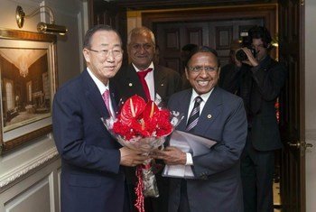 Le Secrétaire général de l'ONU, Ban Ki-moon (à gauche) avec le Secrétaire général de la Croix rouge indienne Satya Paul Agarwal. Photo ONU/Mark Garten