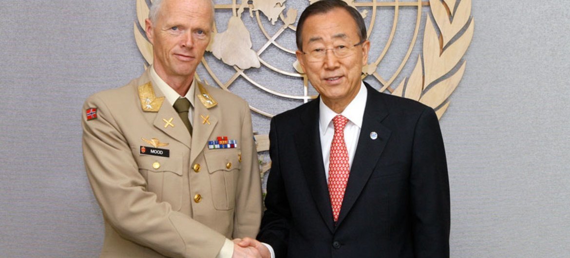 Le Secrétaire général Ban Ki-moon (à droite) et le général norvégien Robert Mood. Photo ONU/Devra Berkowitz