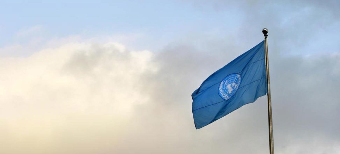 Drapeau de l'ONU devant le siège de l'organisation à New York. Photo ONU/M. Garten