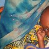 Une mère avec son enfant sévèrement malnutri au Tchad dans la région du Sahel.