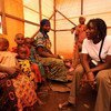 A UNHCR staff member talks to displaced Congolese women in Lushebere Camp.