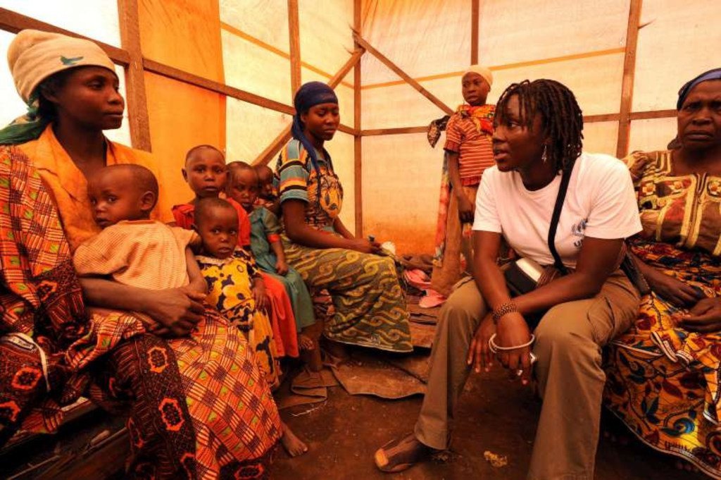 Un trabajador de ACNUR habla con refugiados congoleses (archivo).