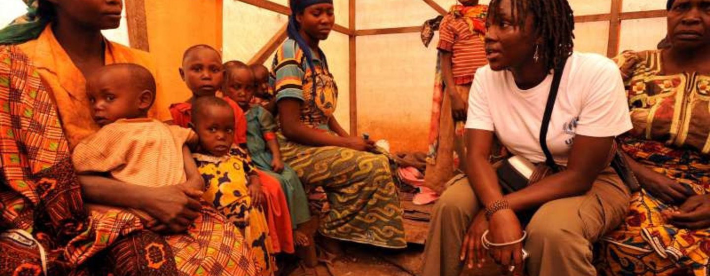 A staff member from the UN Refugee Agency, UNHCR, talks to displaced Congolese women in Lushebere Camp in 2012. (file)