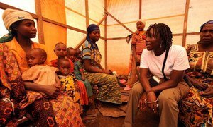 Un membre du personnel du HCR avec des femmes congolaises déplacées au camp de Lushebere.
