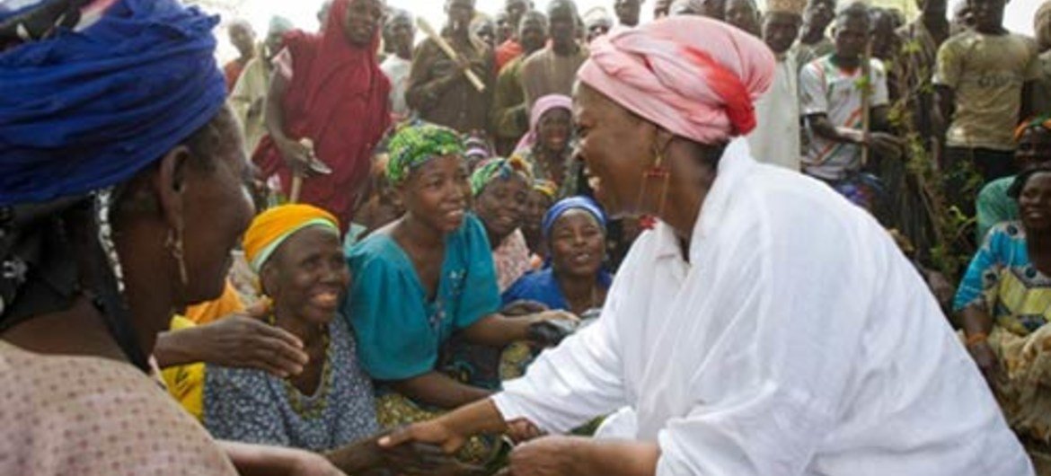 WFP Executive Director Ertharin Cousin (right) greeting local women on a visit to Niamey, Niger.