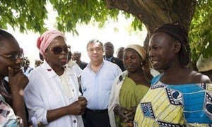 WFP Executive Director Ertharin Cousin (second left) and High Commissioner for Refugees António Guterres (centre) in drought-hit Niger.